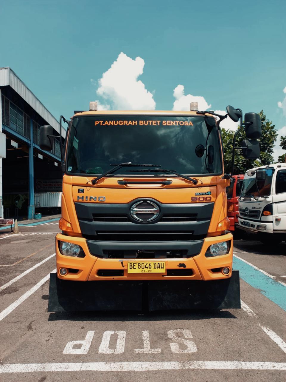 Unit tronton di area kerja