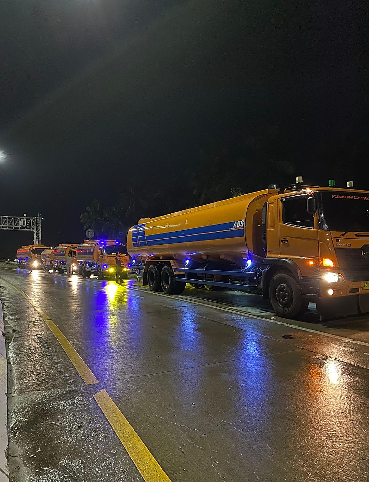 Operasional konvoi truk tanker PT Anugerah Butet Sentosa pada malam hari